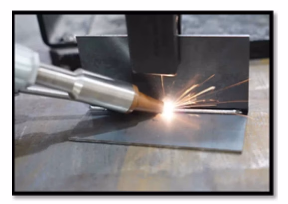 برخورد پرتو لیزر به تفنگ 